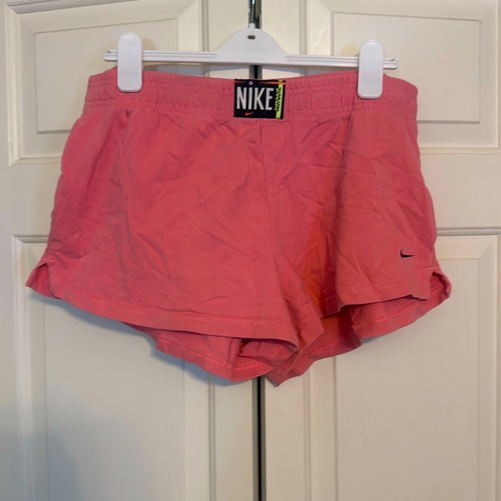 NIKE NSW Wash Short in Sunset Pulse/Black